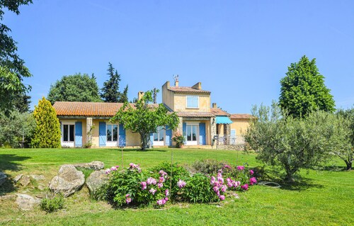 Beautiful home in Lançon-Provence