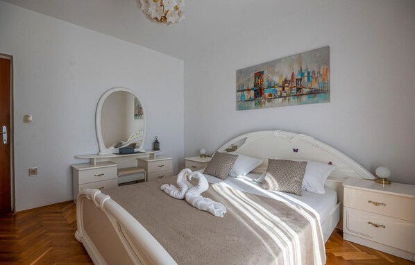 3 chambres, fer et planche à repasser, lit de bébé portatif