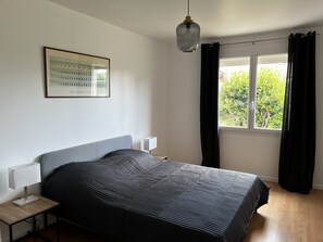 7 habitaciones, escritorio y tabla de planchar con plancha 