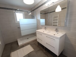Dusche, Handtücher, Toilettenpapier