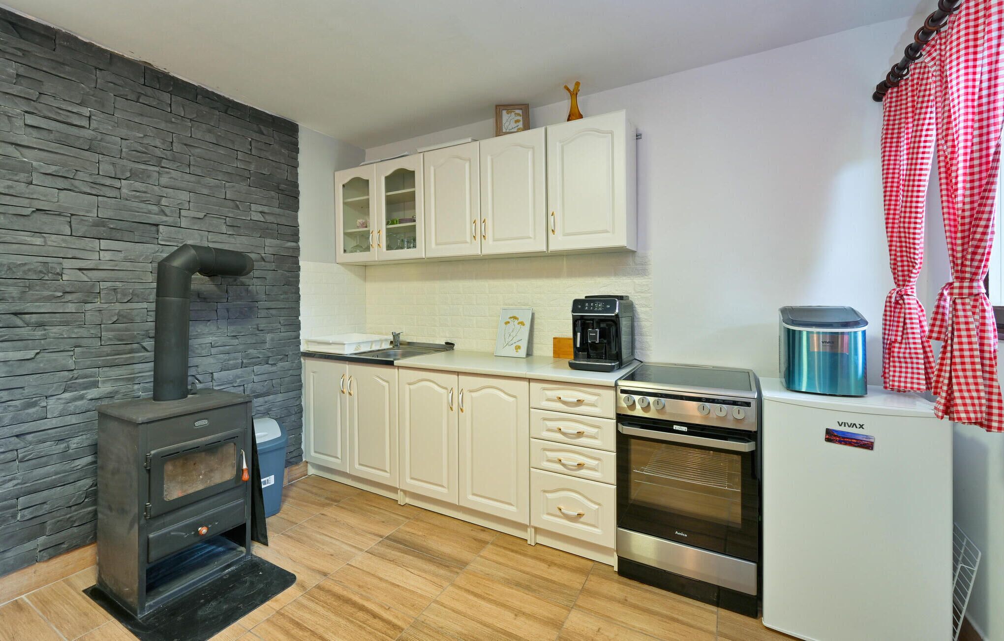 Kjøleskap, ovn, kokeplater og kaffetrakter/tekoker