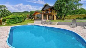 Une piscine avec une maison en arrière-plan.