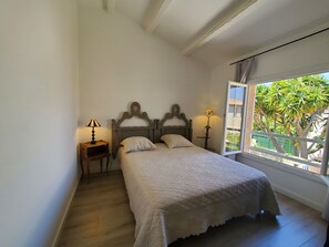 3 slaapkamers, een strijkplank/strijkijzer, gratis wifi, beddengoed