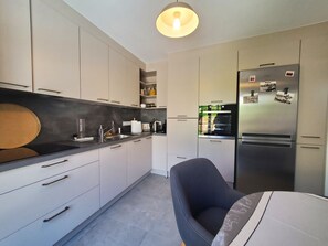 Een koelkast, een oven, een kookplaat, een vaatwasser