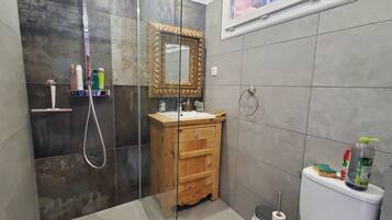 Bathtub, hair dryer, towels