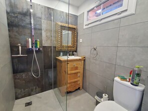 Bathtub, hair dryer, towels