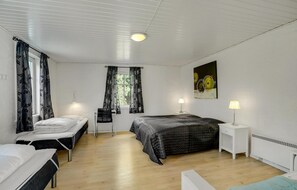 5 bedrooms, travel crib, free WiFi - Amazing home in Vestervig with sauna (Vestervig)
