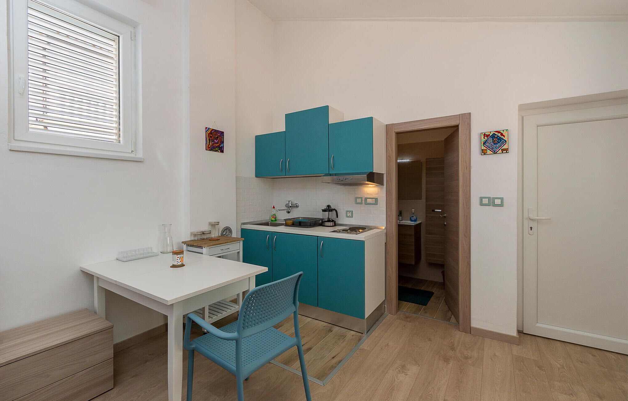 Kühlschrank, Herdplatte, Wasserkocher mit Kaffee-/Teezubehör