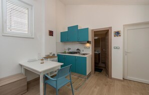 Fridge, stovetop, coffee/tea maker