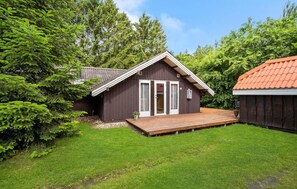 A small wooden cabin with a sloped roof, a wooden deck, and a fenced yard. - 4 bedroom beautiful home in Toftlund (Toftlund)