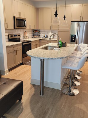 Geladeira, micro-ondas, fogão, cooktop