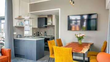 Een koelkast, een kookplaat, een vaatwasser