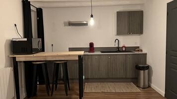 Een koelkast, een oven