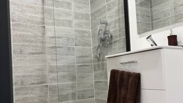 Een douche, gratis toiletartikelen, handdoeken, toiletpapier