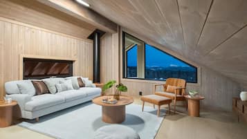 Een televisie en een open haard