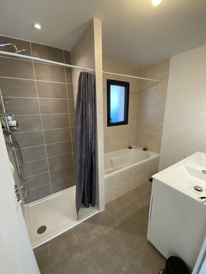 Duschwanne, Haartrockner, Handtücher, Toilettenpapier