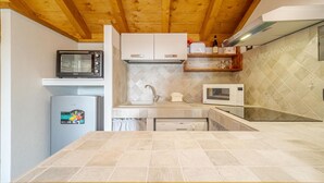 A compact kitchen with a microwave, toaster, and a small refrigerator. - Nice home in Avegno with house sea view (Avegno)