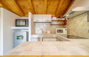 Fridge, oven, stovetop, dishwasher - 1 bedroom nice home in Avegno (Avegno)