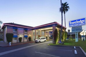 Exterior - Travelodge by Wyndham Orange County Airport/ Costa Mesa (Costa Mesa)
