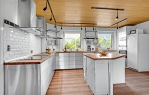 Fridge, oven, stovetop, dishwasher - Beautiful home in Haderslev with WiFi (Haderslev)