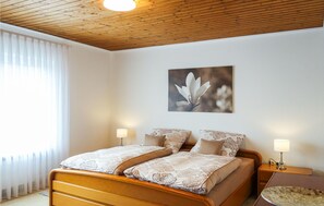 1 Schlafzimmer, Reisekinderbett, kostenloses WLAN, Bettwäsche