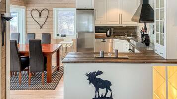 Kjøleskap, ovn, kokeplater og oppvaskmaskin