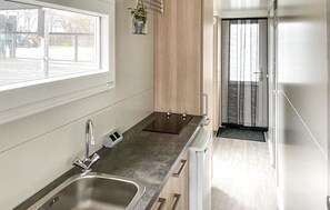 Kühlschrank, Herdplatte, Wasserkocher mit Kaffee-/Teezubehör