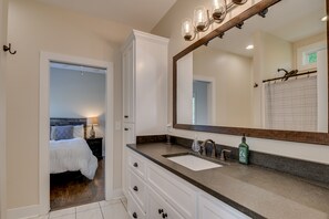 Bathtub, hair dryer, towels, soap - Aiken’s coveted Bridle Creek Equestrian Community (Aiken)