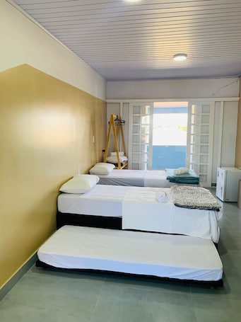 Espacio para trabajar con laptop, wifi gratis y ropa de cama