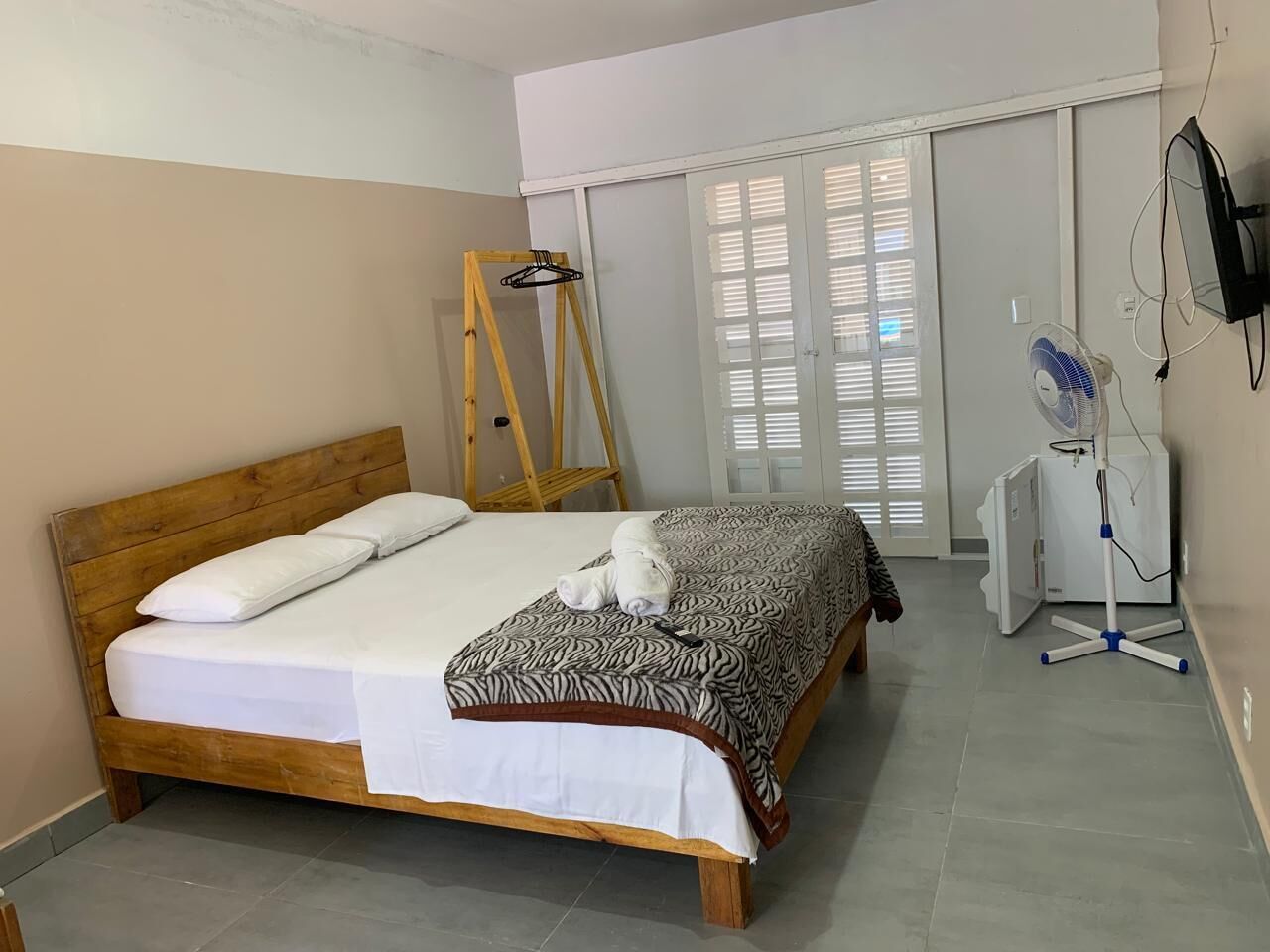 Suíte standard | Espaço de trabalho para notebook, Wi-Fi de cortesia, roupa de cama