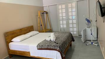 Suíte standard | Espaço de trabalho para notebook, Wi-Fi de cortesia, roupa de cama