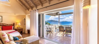 MOONSTONE VILLA  3bed villa and dip pool, just a hop skip and a jump from beach!