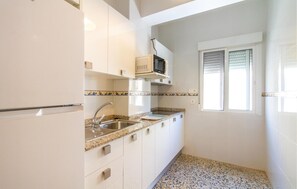 冷蔵庫、コンロ、コーヒー / ティーメーカー