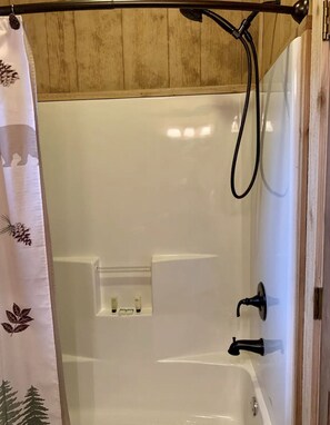 Kombinert dusj/badekar, hårføner, håndklær og såpe