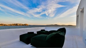 A deck with a view of the sea and a distant coastline. - Amazing villa (Άγιος Ιωάννης Διακοφτης)