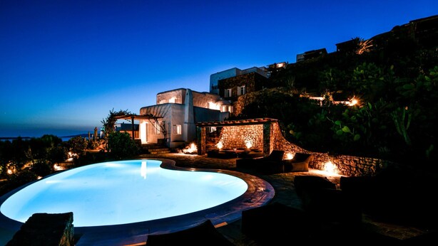 A modern villa with a swimming pool, stone walls, and outdoor seating. - Amazing villa (Άγιος Ιωάννης Διακοφτης)