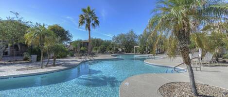Alberca al aire libre y alberca climatizada