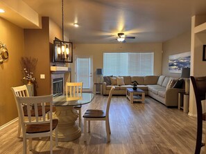 Smart TV, fireplace - Scottsdale Condo Centrally Located with Heated Pool, Game Room and Gym (Scottsdale)