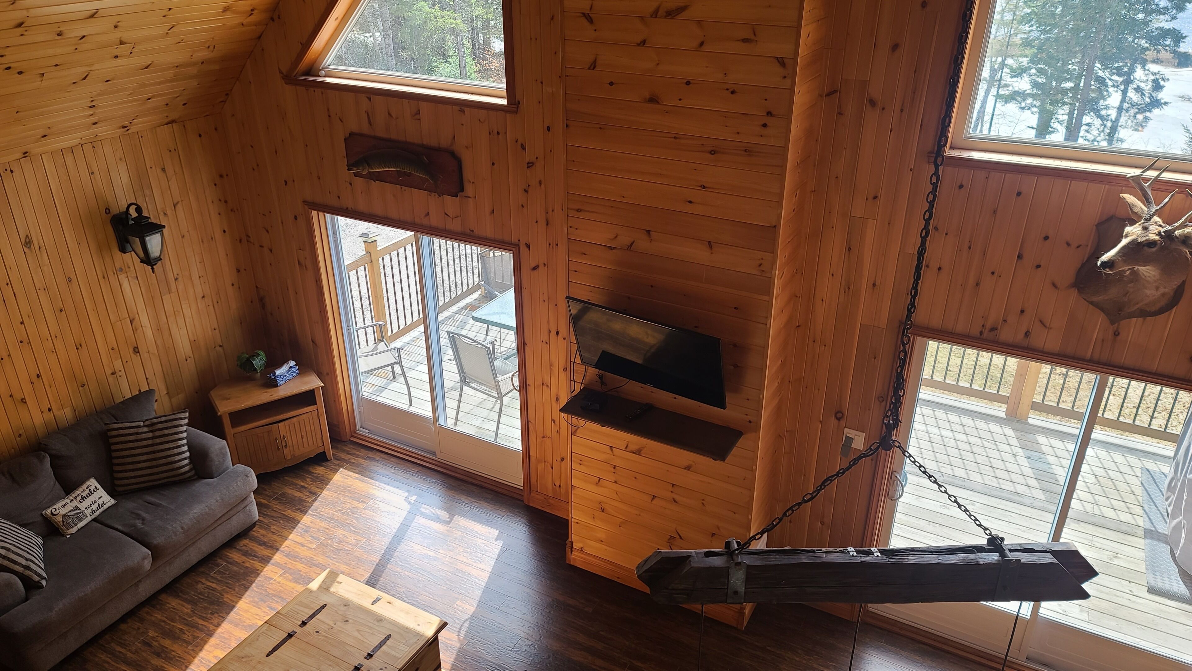 Una Smart TV, una chimenea, videojuegos