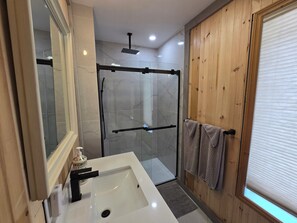 Shower, towels, toilet paper - Waterfront Family Cottage! (Notre-Dame-de-Pontmain)