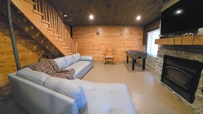 Smart TV, chimenea, videojuegos