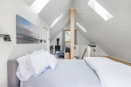 Stunning Mountain Views from an Exquisite Guest House!