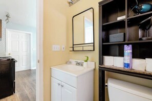 Douche, sèche-cheveux, serviettes fournies, savon