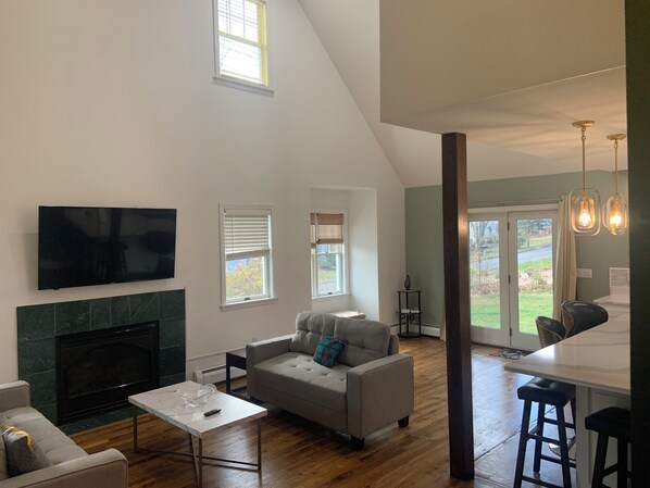 Smart TV, computer monitors