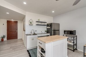 Fridge, microwave, stovetop, dishwasher