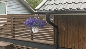 Ett trästaket med en upphängd blomkruka.