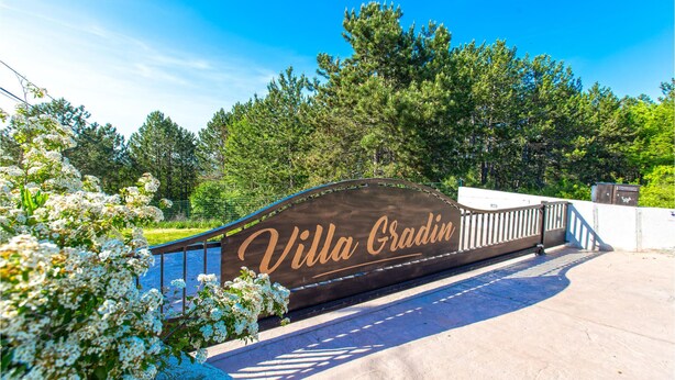 A wooden sign with the text "Villa Gradin" in a cursive font, indicating the name of a property. - Luksuzna Vila Gradin z bazenom (Gracisce)