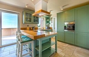 Fridge, stovetop, dishwasher, coffee/tea maker