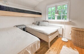 1 sovrum, resesäng och sängkläder