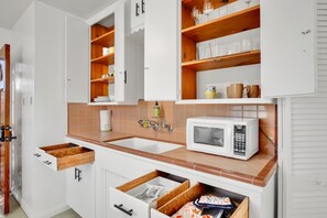 Micro-ondes, four, plaque de cuisson